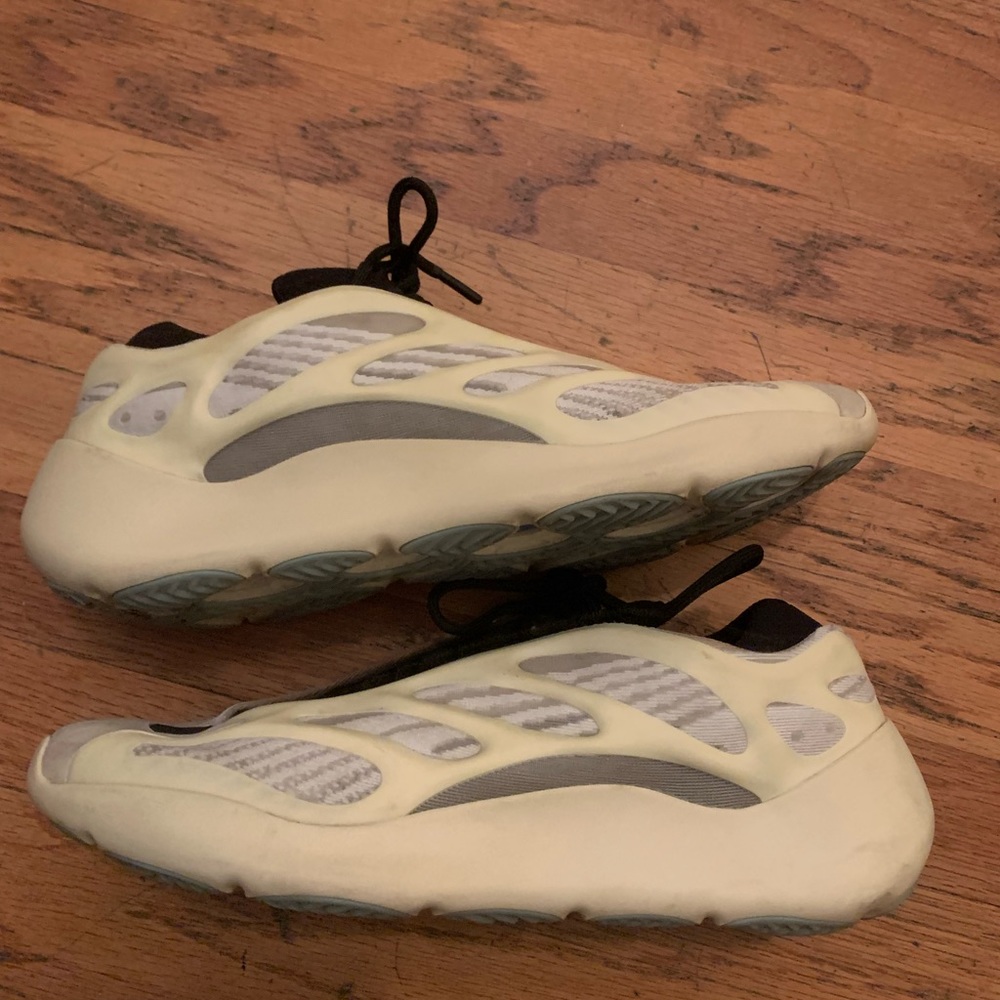 Adidas Yeezy 700 v3 azael